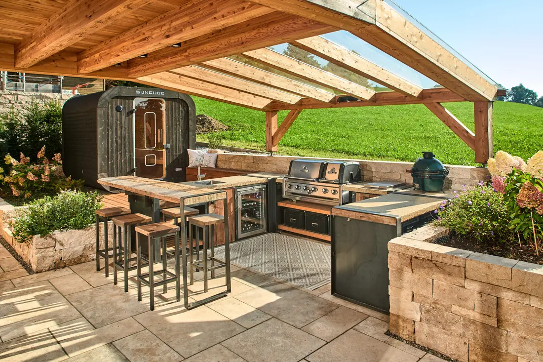 Runde Küche mit Sauna im Hintergrund