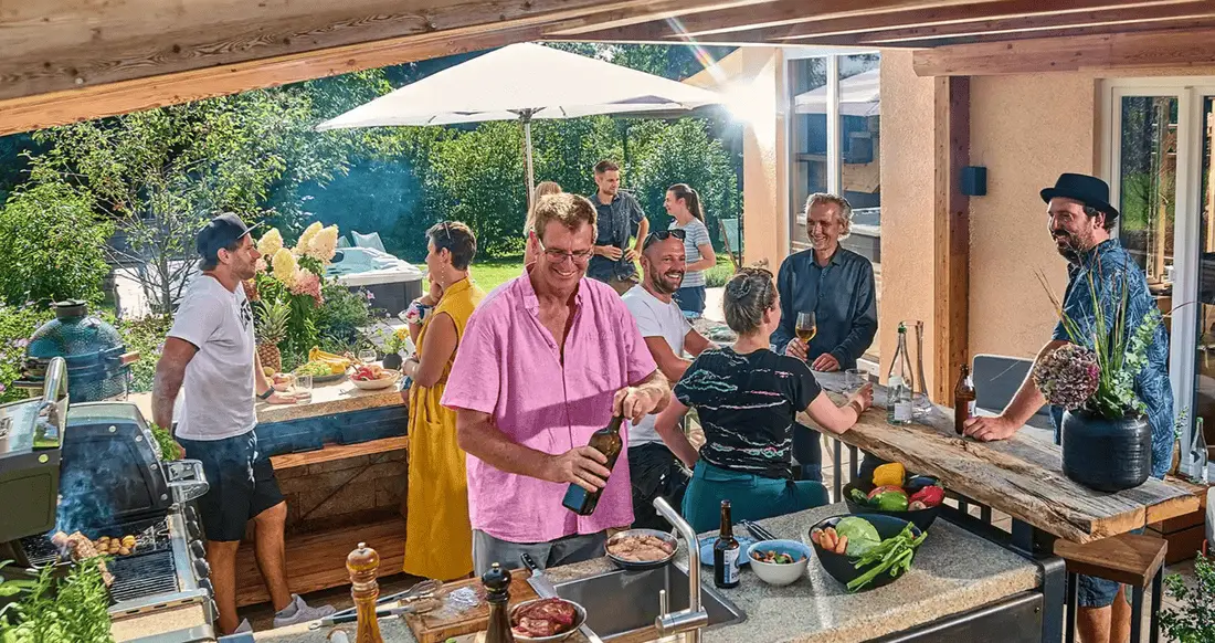 Menschen sind draußen und essen